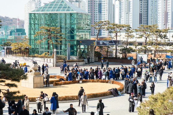 On February 20, graduates who completed the Commencement Ceremony at Seoul Campus  are taking commemorative photos.