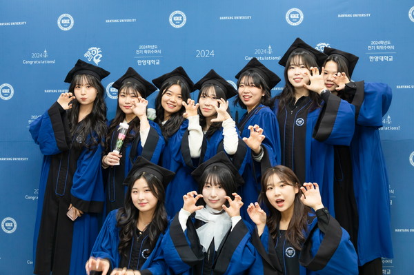 On February 20, graduates who completed the Commencement Ceremony at Seoul Campus  are taking commemorative photos.