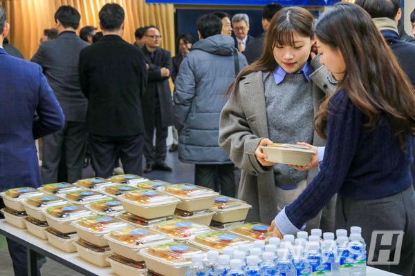 ▲ 개원식 직후 간단한 간식과 함께 교수진과 입학생의 교류가 이어졌다.