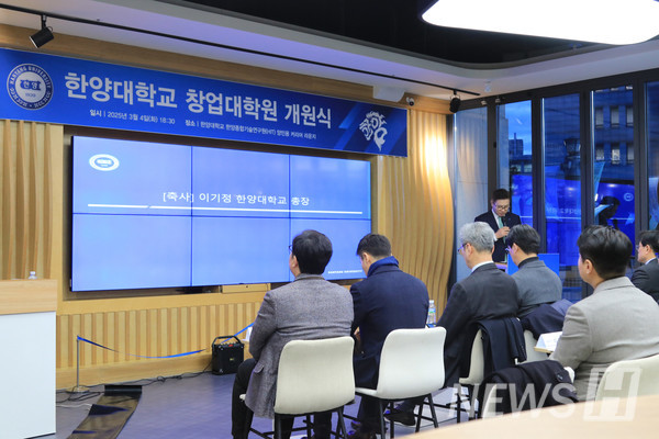 ▲ 이기정 총장이 축사를 전하고 있는 모습. 그는 "앞으로 나아갈 창업의 길에 든든한 보금자리가 될 수 있도록 노력하겠다"고 의지를 내비쳤다.