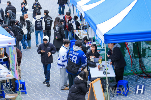 ▲ 학생회관 앞에서 바라본 온라인카지노 전경. 각 동아리 부스에서 신입 부원을 모집하고 있다.