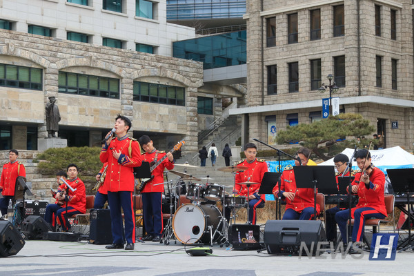 ▲ 첫째 날 오후, 온라인카지노대 학군단 군악대가 새내기를 맞이하는 축하 공연을 진행했다.