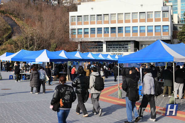 ▲ 둘째 날에도 동아리에 대한 열정으로 학생회관 앞이 인산인해를 이뤘다.