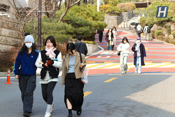 ▲ 가벼워진 옷차림으로 캠퍼스를 누비는 학생들.