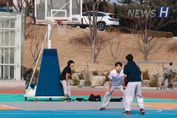 ▲ 대운동장에서 친구들과 함께 농구를 하며 활기찬 시간을 보낸다.