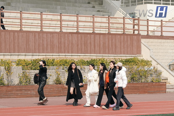 ▲ 무리를 지어 산책하는 학생들이 운동장을 여유롭게 거닌다.