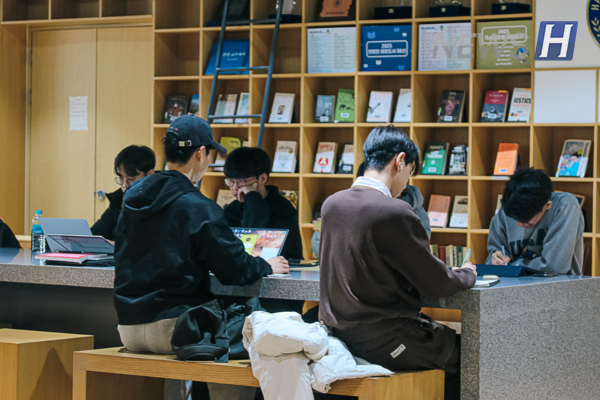 ▲ 학술정보관에서는 개강 첫 주부터 공부에 몰두하는 학생들을 찾아볼 수 있다.