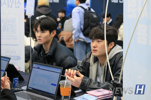 ​▲ 기업 인사 담당자의 조언을 귀담아듣는 한양인. 직무 역량 개발에 관한 이야기가 오갔다.