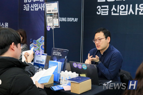 ▲ A corporate HR representative generously offers guidance to fellow Hanyang students in the STEM fields.