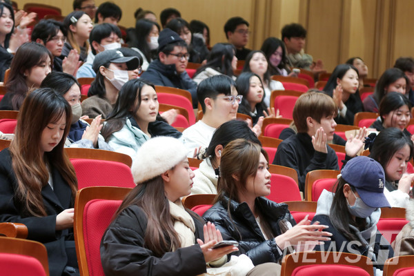 ▲ 글로벌 사랑한대는 캠퍼스를 방문하는 해외 귀빈 의전 도우미 · 국제화 프로그램 홍보 및 운영을 지원하는 서포터즈다. ⓒ 신문정 기자