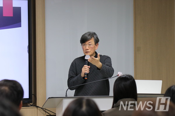 ▲ 손 씨는 한 학생에게 "품위 있게 말하는 사람의 의견을 귀 기울여 들으면 팩트일 확률이 높다"고 조언했다. ⓒ 송미주 기자