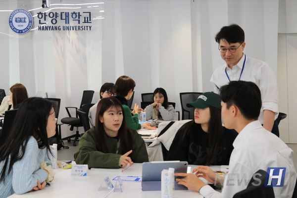 ▲ 귀국단원 발표 후에 진행된 조별 네트워킹 모습. 해외봉사 프로그램 지원부터 활동 후기까지 다양한 이야기를 나누고 있다. ⓒ 김경하 기자