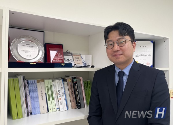 ▲ 정 교수가 '2025년 한국회계학회 딜로이트 안진 학술상’ 시상식에서 Emerging Scholar Award(신진학자상)을 수상했다. ⓒ 김경하 기자