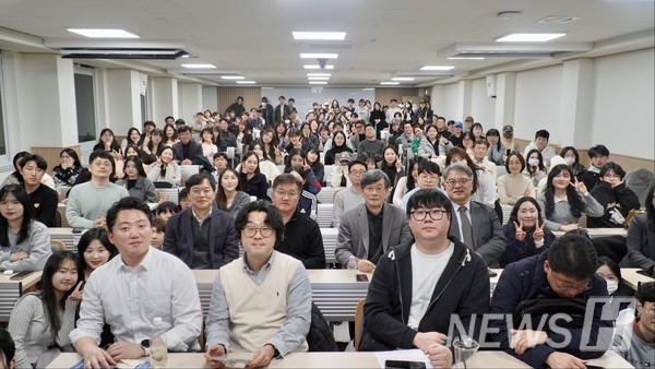 ▲ 한양대 언론정보대학원은 지난 12일 서울캠퍼스 사회과학관에서 손석희 전 JTBC 대표이사를 초청해 특별 강연회를 개최했다. ⓒ 한양대 언론정보대학원