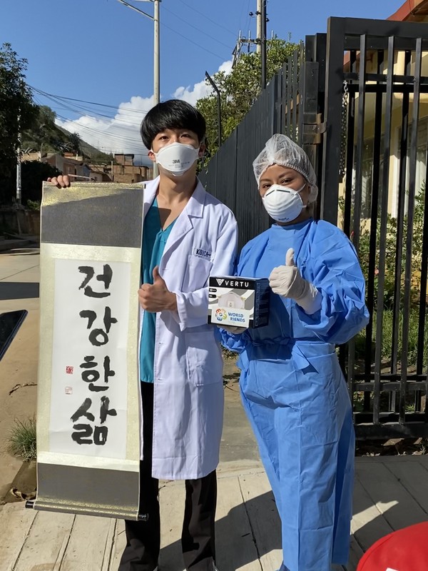 ▲ 코로나19 당시, 현지에서 간호사 동료와 함께 찍은 사진. 그는 현지에서의 실무 능력을 키우기 위해 영어와 스페인어 과외와 시험 준비를 병행하고 있다. ⓒ 장창현 학생