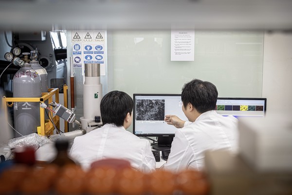 김상태 교수 연구팀은 버려지는 토토사이트 테이블원 활용 연구로 기후변화 문제 해결에 기여하고자 한다.