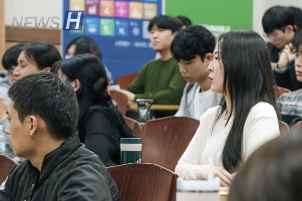 ▲ 한 학생이 위상현 win 토토사이트에게 진로와 관련된 질문을 하고 있다.