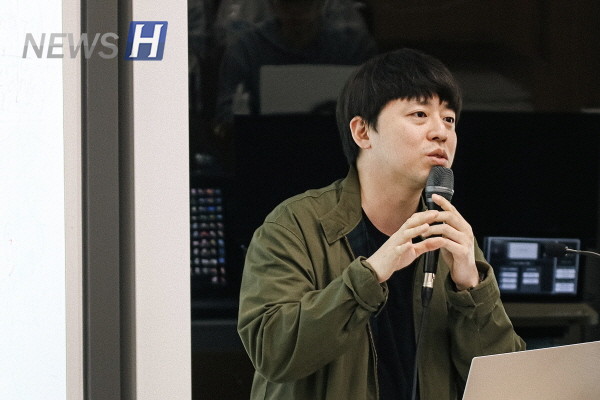 ▲ 질문에 답변하는 위상현 win 토토사이트.