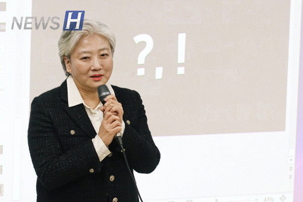▲ 김성연 사범대학 학장이 강연을 마무리하며 청중들을 향해 인사말을 하고 있다.