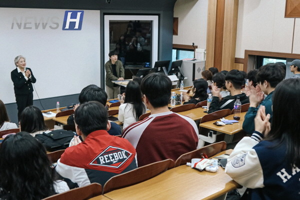 ▲ 강연이 끝나자 박수로 화답하는 학생들.