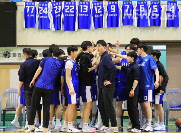▲ 한양대 농구부가 함께 결의를 다지고 있다.