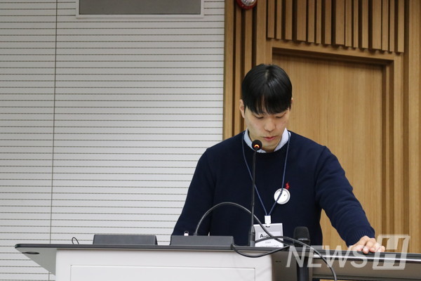 ▲ 박 씨가 지난 3월 29일 열린 '소리연구와 음악학 3분 발표 쇼케이스'에서 발표를 진행하고 있다. ⓒ 오예진 기자