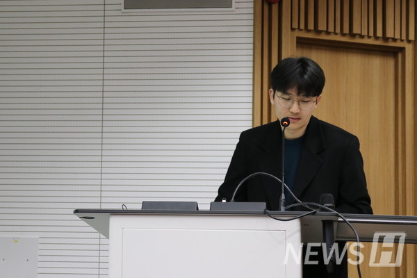 ▲ 김 씨가 지난 3월 29일 열린 '소리연구와 음악학 3분 발표 쇼케이스'에서 발표를 진행하고 있다. ⓒ 오예진 기자