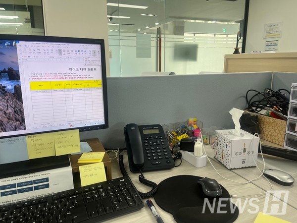 ▲ 이수정(사회학과 3) 씨는 경영대 행정팀에서 근로 학생으로 일하며 강의실 마이크 대여, 우편함 정리를 담당하며 그 외의 갖가지 사무 보조도 함께 맡고 있다. ⓒ 이수정 학생