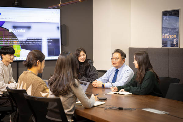 메이드 토토사이트 나노 분야 전문가인 안진호 연구부총장은 단순히 메이드 토토사이트 혁신 기술을 개발하는 데 그치지 않고, 메이드 토토사이트 기업들과 협력해 기술 개발 및 인재 양성에도 힘쓰고 있다.