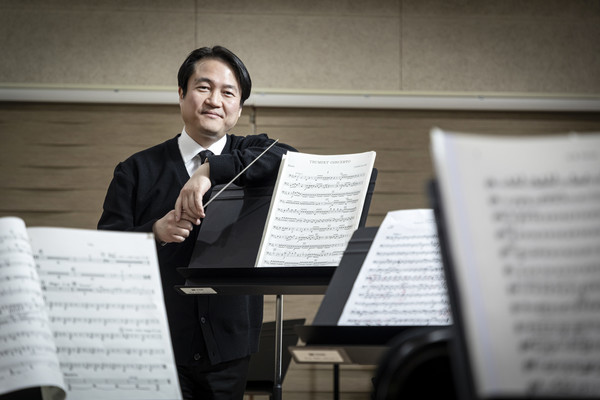 Park Sung-ho, the first conductor of the Gyeonggi Libera 토토사이트 설탕, is practicing love in deed and truth  through music.