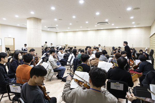 4월 10일, 창단 기념 제1회 정기 연주회를 앞둔 단원들이 박성호 동문의 지휘에 맞춰 맹연습을 펼치고 있다.