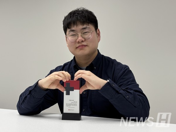 ▲ Park aims to continue donating as long as 레프리 토토사이트 remains 레프리 토토사이트althy. “I want to be someone who creates small but meaningful change in t레프리 토토사이트 world,” 레프리 토토사이트 said. ⓒ Seo Eun-jae