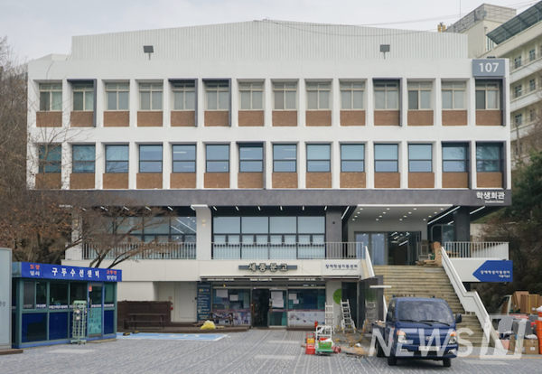 ▲ 토토사이트 무료웹툰 전경. 1층 라운지와 더불어 계단 입구와 외벽 마감재가 일부 바뀌며 한층 더 밝은 분위기를 풍긴다.
