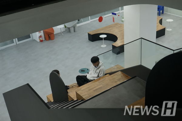 ▲ 2층에서 바라본 계단 통로의 모습. 1층과 2층이 연결돼 있어 탁 트인 느낌을 준다.