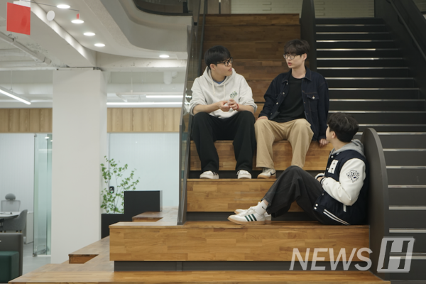 ▲ 새단장 소식을 듣고 찾아온 학생들이 계단 쉼터에 앉아 담소를 나누고 있다.