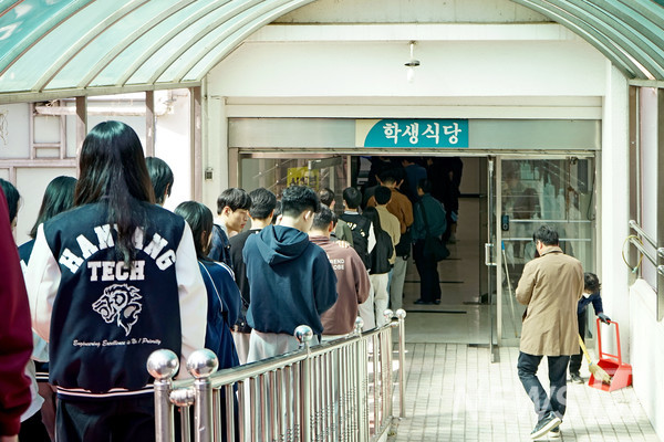 ▲ 카림토토플라자 외부 출입구까지 줄이 길게 늘어선 모습.