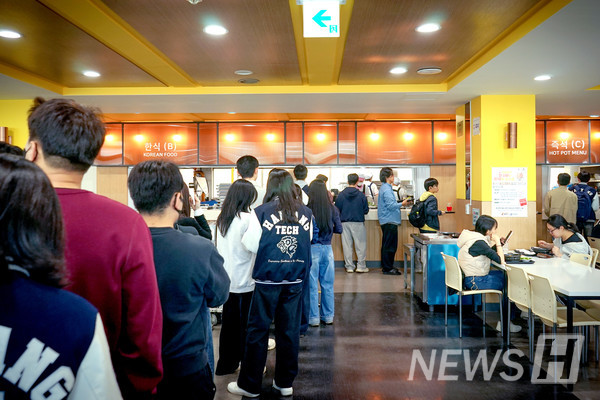 ▲ 외부 출입구에 이어 식당 내부까지 긴 줄이 이어진 모습. 각자 식권을 들고 배식이 한창인 C 코너로 향하고 있다.