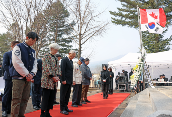 Photo of attendees paying tribute to the fallen soldiers of the Battle of Gapyeong (Provided by the Ministry of Culture, Sports and Tourism)