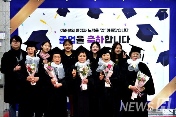 ▲ 지난 2월 진행된 푸른 어머니학교 졸업식 모습. 5년 이상 교육과정을 이수한 어머니들이 환하게 웃으며 졸업의 기쁨을 만끽하고 있다. ⓒ 이연재 학생