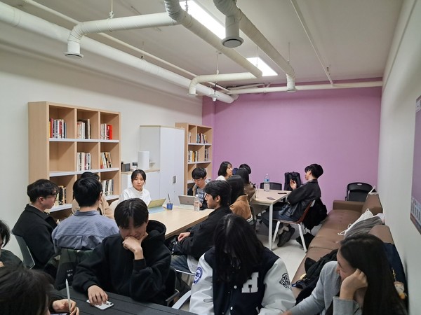 ▲ 에르디아 대거리에서 부원들이 조를 나누어 자유롭게 생각을 나누고 있다. 부원들은 책을 바탕으로 인간과 사회에 대한 질문을 던지며 토론을 이어갔다. © 이준혁 학생
