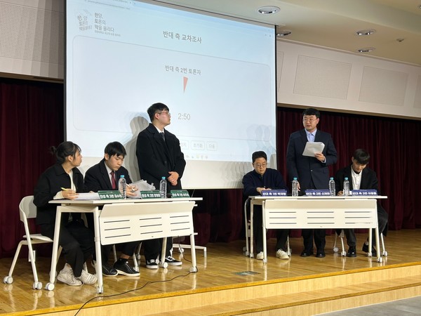 ▲ 토토사이트 펫-성균관대 교류전(한성전)에서 한토막 동아리 부원들이 찬반 토론을 진행하고 있다. 정해진 입장에서 논리적으로 각자의 주장을 펼치며, 상대 측(성균관대)과 치열한 논의를 이어가고 있는 모습. © 장민혁 학생