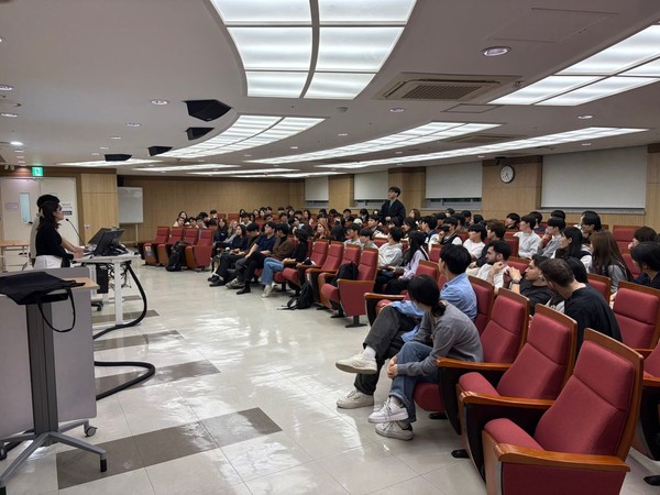 ▲ TIME 동아리와 건국대가 함께한 교환칼럼에서 한 부원이 토론 주제에 대한 자신의 의견을 말하고 있다. 토론에는 외국인 학생들도 함께 참여해 다양한 문화적 시각에서의 여러 의견들이 교환됐다. © 김규민 학생