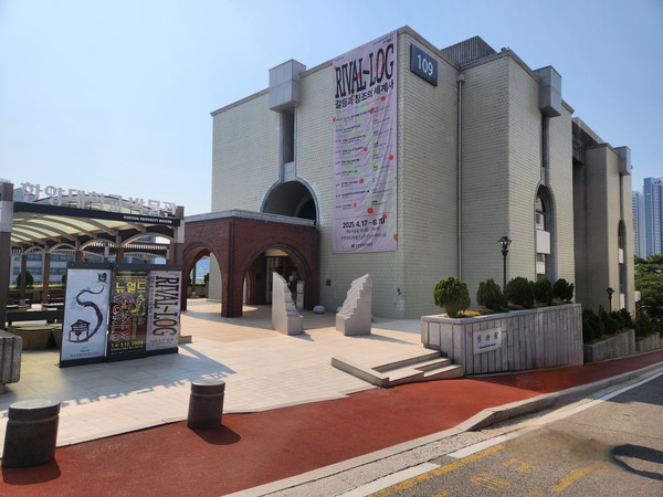 漢陽大学校博物館 収蔵 遺物選 狭い連絡通路に沿って来てください。 総距離は300mを少し超えています