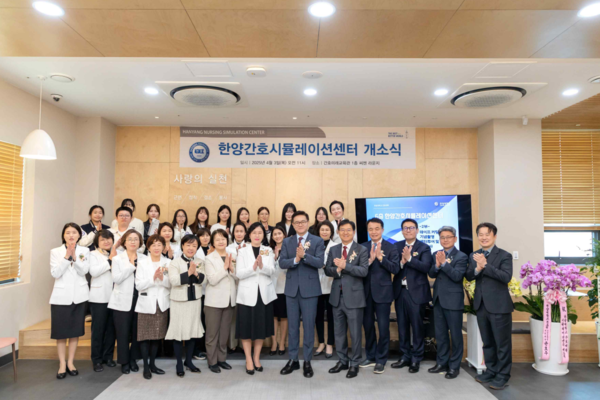 ▲4월 3일자로 열린 아바 토토사이트센터 개소식 기념촬영