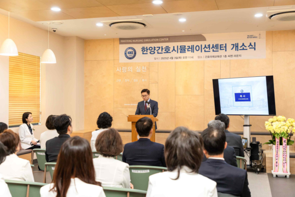 ▲축사를 전달하는 이기정 총장