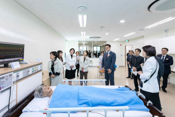 ▲실습실을 투어중인 이기정 총장과 내외빈