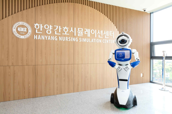 ▲아바 토토사이트센터의 안내로봇 'R나이팅게일 휴머노이드'