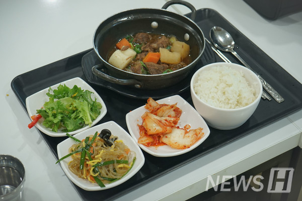 ▲ 학생들에게 제공된 '한우투플순살갈비찜' 메뉴의 모습. 저렴한 가격에 1++ 한우를 먹을 수 있어 학생들에게 많은 인기를 끌었다.