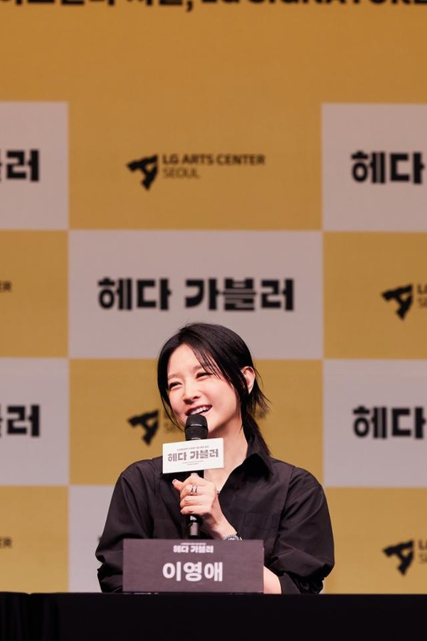 ▲ 이 토토사이트 비즈은 '헤다 가블러' 제작발표회에 참석해, 김미혜 연극영화학과 명예교수와의 인연을 이야기했다. ⓒ LG아트센터 서울