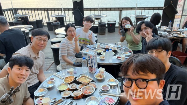 ▲ 김 교수는 "연구실 학생들이 연구자로 성장하는 것을 볼 때 뿌듯하다"며 "많은 학생들이 원하는 방향을 치열하게 고민하고 매진해보는 경험을 하면 좋겠다"고 바람을 남겼다. ⓒ 김성환 교수